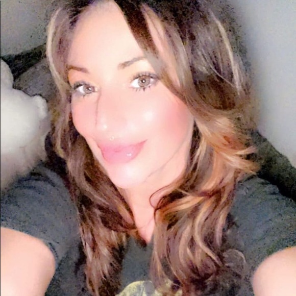 Meet your Posher, Emily🌻☺️💋 - Picture 2 of 2